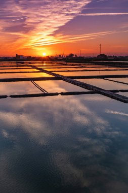 Aveiro, Portekiz tuz daireler üzerinde gün batımı görünümü.
