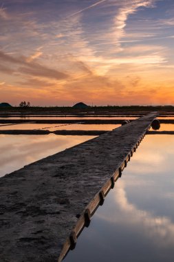 Aveiro, Portekiz tuz daireler üzerinde gün batımı görünümü.