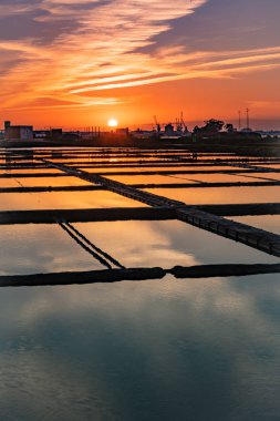 Aveiro, Portekiz tuz daireler üzerinde gün batımı görünümü.