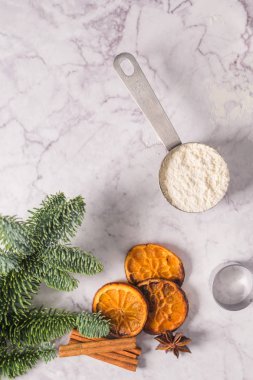 Noel kurabiyeleri ve çerez kesici mermer yüzeyi için çiğ hamur.