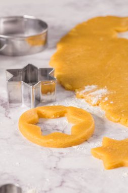 Noel kurabiyeleri ve çerez kesici mermer yüzeyi için çiğ hamur.