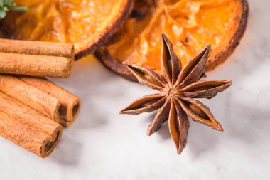 Mermer yüzeyindeki kurutulmuş portakal dilim.