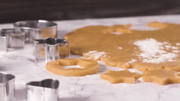 Ruwe Deeg Voor Kerstkoekjes Cookie Cutters Marmeren Oppervlak — Stockvideo