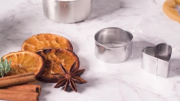 Masa Cruda Para Galletas Navidad Cortadores Galletas Superficie Mármol — Vídeo de stock