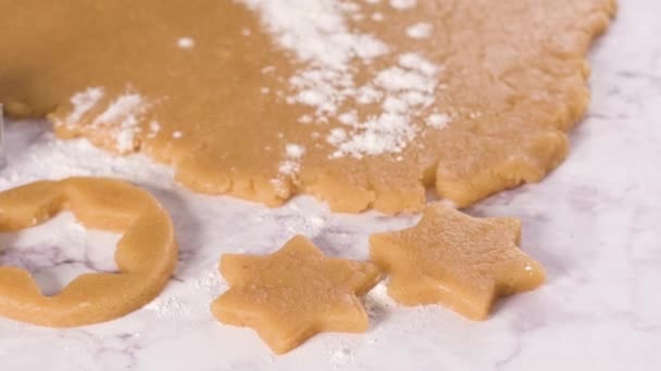 圣诞节饼干和大理石表面的饼干切割机的原始面团 — 图库视频影像