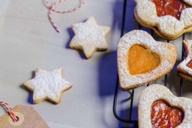 Homebaked Noel çerezleri ile meyve reçel dolum ve krema şeker.