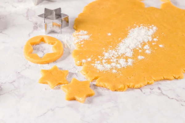 Ruwe Deeg Voor Kerstkoekjes Cookie Cutters Marmeren Oppervlak — Stockfoto