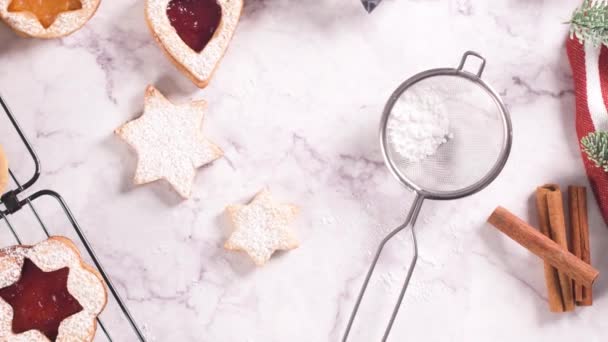 Selbstgebackene Weihnachtsplätzchen Mit Fruchtmarmeladenfüllung Und Puderzucker — Stockvideo