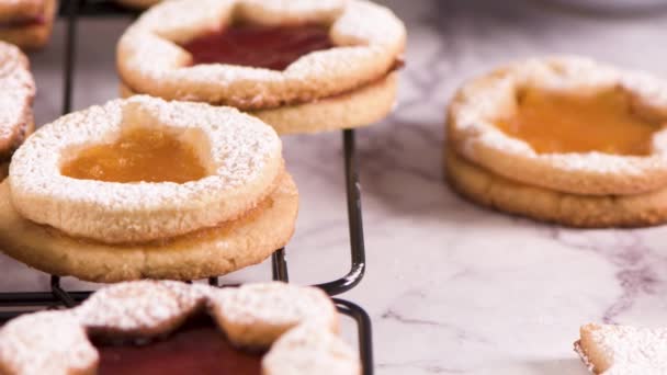 Zelfgebakken Christmas Cookies Met Fruit Jam Vulling Slagroom Suiker — Stockvideo