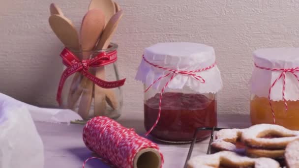 Homebaked Chomebaked Χριστουγεννιάτικα Μπισκότα Γέμιση Μαρμελάδα Φρούτων Και Άχνη Sugar — Αρχείο Βίντεο