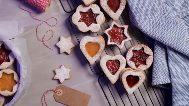 Zelfgebakken Christmas Cookies Met Fruit Jam Vulling Slagroom Suiker — Stockvideo