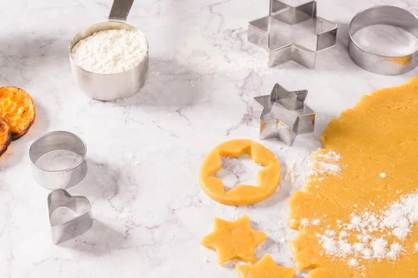 Ruwe Deeg Voor Kerstkoekjes Cookie Cutters Marmeren Oppervlak — Stockfoto