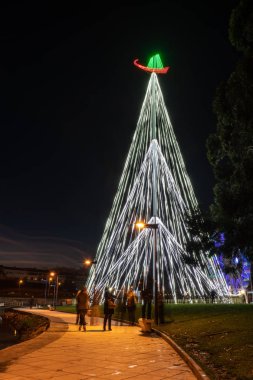 Aveiro, Portekiz - yaklaşık Aralık 2018: Fonte Nova'nın bahçe Noel pazarı ve geceleri Ria de Aveiro yakınındaki Noel ağacı ile.