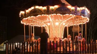 Aveiro, Portekiz - yaklaşık Aralık 2018: Fonte Nova'nın bahçe Noel pazarı ve geceleri Ria de Aveiro yakınındaki renkli dönme dolap ile.