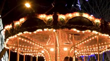 Aveiro, Portekiz - yaklaşık Aralık 2018: Fonte Nova'nın bahçe Noel pazarı ve geceleri Ria de Aveiro yakınındaki renkli dönme dolap ile.