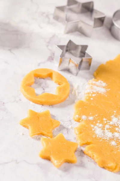Ruwe Deeg Voor Kerstkoekjes Cookie Cutters Marmeren Oppervlak — Stockfoto