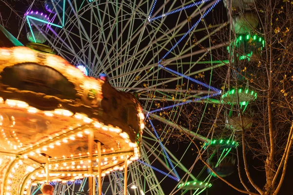 Bunt Gestreiftes Licht Beleuchtete Spinnrad Bewegung Der Nacht — Stockfoto