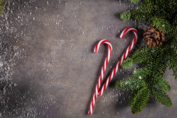 Fondo Navideño Conos Pino Bastones Rayas Rojas Sobre Fondo Con — Foto de Stock