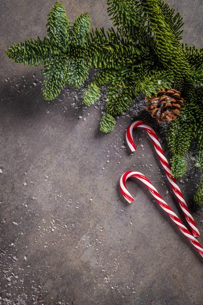 Kerstmis Achtergrond Dennenappels Rode Gestreepte Canes Achtergrond Met Fir Takken — Stockfoto