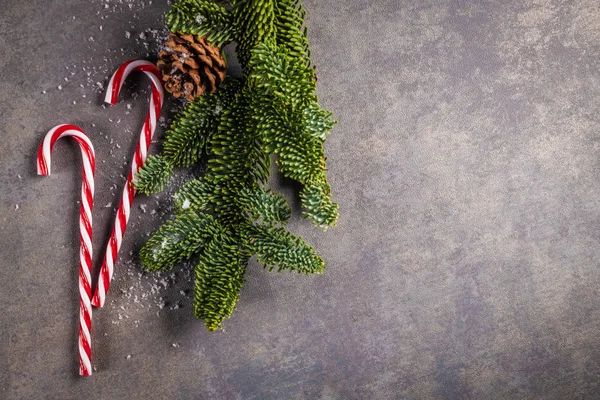 圣诞节背景 红色条纹藤条的背景与冷杉分枝 圣诞节和新年快乐作文 平面布局 顶部视图 — 图库照片