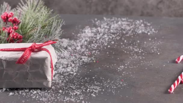 クリスマス プレゼント 松ぼっくり モミの枝での背景に赤いストライプ杖クリスマス背景 クリスマスと新年あけましておめでとうございますの組成物 フラット横たわっていた トップ ビュー — ストック動画