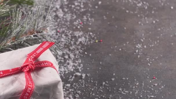 Fundo Natal Com Presente Natal Cones Pinho Bastões Listrados Vermelhos — Vídeo de Stock