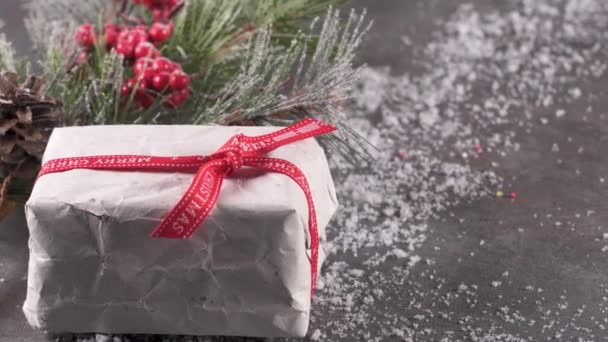 Fundo Natal Com Presente Natal Cones Pinho Bastões Listrados Vermelhos — Vídeo de Stock