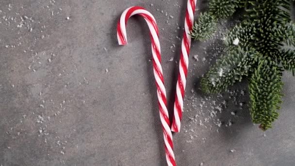 クリスマス プレゼント 松ぼっくり モミの枝での背景に赤いストライプ杖クリスマス背景 クリスマスと新年あけましておめでとうございますの組成物 フラット横たわっていた トップ ビュー — ストック動画