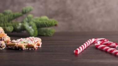 Noel tatil arka plan gingerbread çerezleri, şekerler ve herdem yeşil ahşap masa üzerinde. Noel ve yeni yıl yiyecek. Noel dekorasyonu ve tatlılar ahşap arka plan üzerinde.