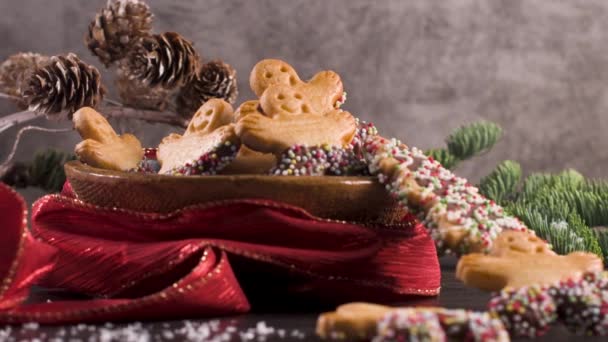 Noel Tatil Arka Plan Gingerbread Çerezleri Şekerler Herdem Yeşil Ahşap — Stok video