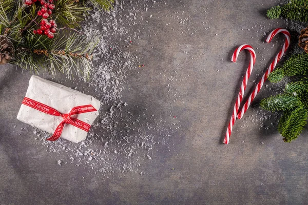 Fondo Navideño Con Galletas Jengibre Bastones Caramelo Hojas Perennes Sobre — Foto de Stock