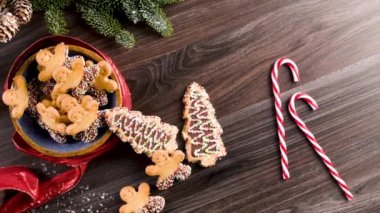 Noel tatil arka plan gingerbread çerezleri, şekerler ve herdem yeşil ahşap masa üzerinde. Noel ve yeni yıl yiyecek. Noel dekorasyonu ve tatlılar ahşap arka plan üzerinde.