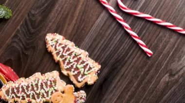 Noel tatil arka plan gingerbread çerezleri, şekerler ve herdem yeşil ahşap masa üzerinde. Noel ve yeni yıl yiyecek. Noel dekorasyonu ve tatlılar ahşap arka plan üzerinde.