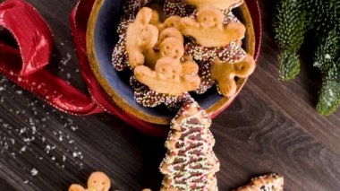 Noel tatil arka plan gingerbread çerezleri, şekerler ve herdem yeşil ahşap masa üzerinde. Noel ve yeni yıl yiyecek. Noel dekorasyonu ve tatlılar ahşap arka plan üzerinde.