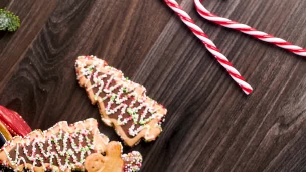 Noel Tatil Arka Plan Gingerbread Çerezleri Şekerler Herdem Yeşil Ahşap — Stok video
