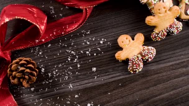 圣诞节假期的背景与姜饼饼干 糖果棒和常青树在木桌上 圣诞节和新年的食物 圣诞节装饰和糖果在木头背景 — 图库视频影像