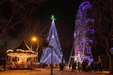 Aveiro, Portekiz - yaklaşık Aralık 2018: Fonte Nova'nın bahçe Noel pazarı ve geceleri Ria de Aveiro yakınındaki Noel ağacı ile.