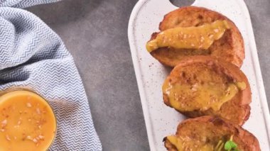 Geleneksel Noel Rabanadas. İspanyolca Torrijas mutfak tezgah üzerinde.