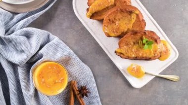 Geleneksel Noel Rabanadas. İspanyolca Torrijas mutfak tezgah üzerinde.