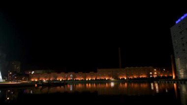 Aveiro, Portekiz - yaklaşık Aralık 2018: Fonte Nova'nın bahçe Noel pazarı ve geceleri Ria de Aveiro yakınındaki Noel ağacı ile.