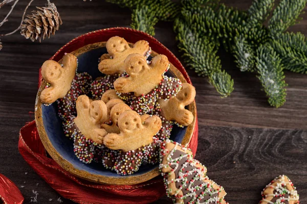 Kerst Vakantie Achtergrond Met Gingerbread Koekjes Snoep Stokken Evergreens Houten — Stockfoto
