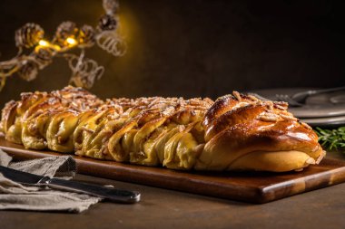 Noel şenlikli masaya tarçınlı kek örgülü.