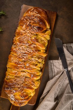 Noel şenlikli masaya tarçınlı kek örgülü.