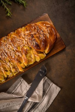 Noel şenlikli masaya tarçınlı kek örgülü.