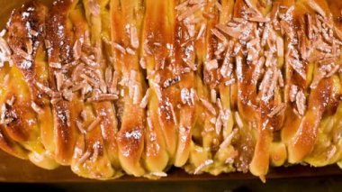 Noel şenlikli masaya tarçınlı kek örgülü.