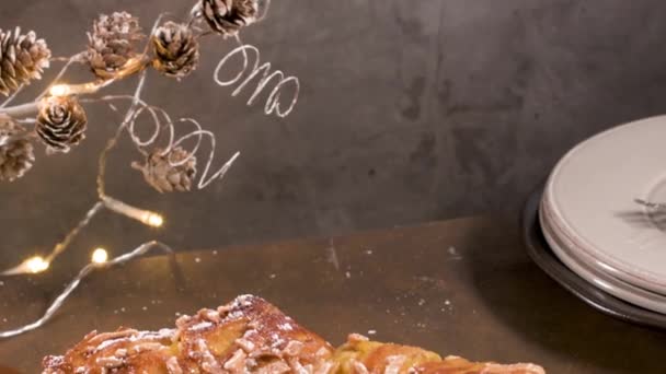 Noel Şenlikli Masaya Tarçınlı Kek Örgülü — Stok video
