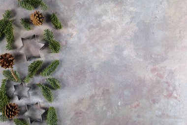 Çam koni köknar ağacı ile yılbaşı yeni yıl gıda kompozisyon kurabiye kalıpları vintage zemin üzerinde dalları. Üstten görünüm düz yatıyordu.