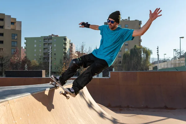 Skateboarder Een Grind Bij Zonsondergang Het Lokale Skatepark — Stockfoto