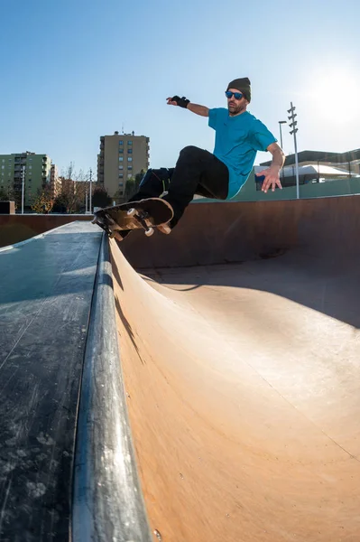 Kaykaycı Yerel Skatepark Günbatımında Grind Üzerinde — Stok fotoğraf