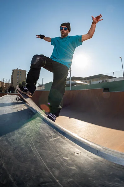 Skater Grind Zachód Słońca Lokalnych Skatepark — Zdjęcie stockowe